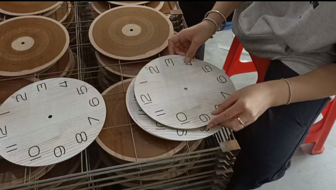 Finish the Bent Wooden Wall Clocks  Mass Production Before The Spring Festival